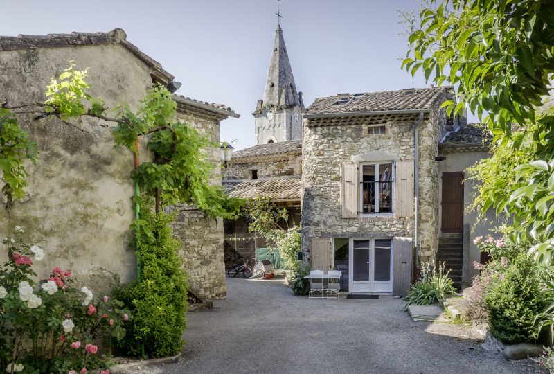 Le donjon du château à Manas - 0